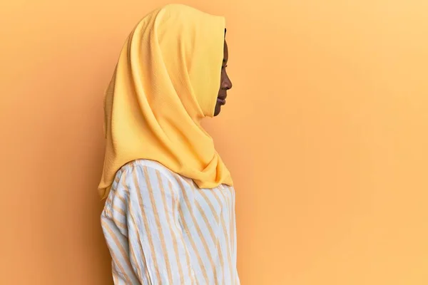 Όμορφη Αφρικανή Νεαρή Γυναίκα Που Φοράει Παραδοσιακό Ισλαμικό Μαντήλι Χιτζάμπ — Φωτογραφία Αρχείου