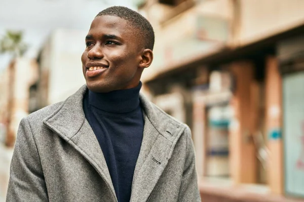 Jeune Homme Afro Américain Souriant Heureux Debout Ville — Photo