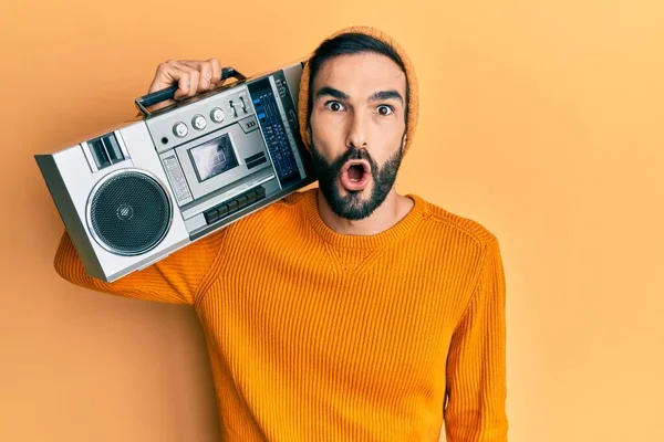 Jonge Spaanse Man Met Boombox Luisteren Naar Muziek Bang Verbaasd — Stockfoto