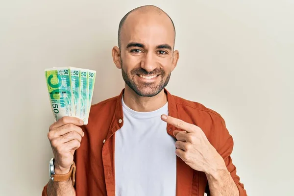 Jovem Hispânico Segurando Shekels Israel Notas Sorrindo Feliz Apontando Com — Fotografia de Stock