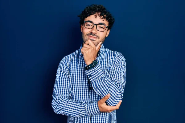 Junger Hispanischer Mann Lässiger Kleidung Und Brille Der Selbstbewusst Mit — Stockfoto