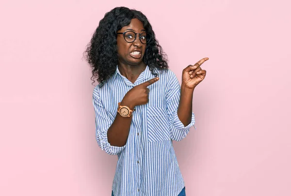 Bela Jovem Africana Vestindo Roupas Casuais Óculos Apontando Para Lado — Fotografia de Stock