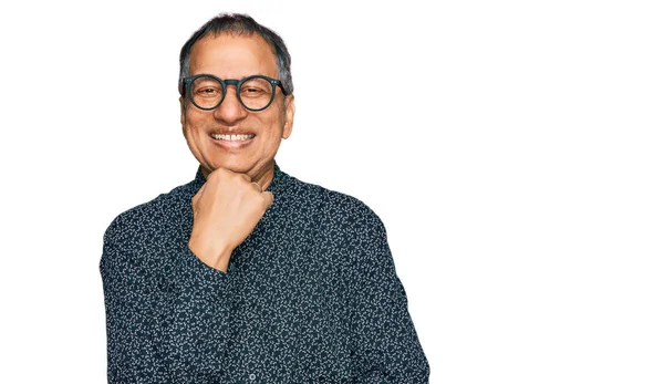 Hombre Indio Mediana Edad Con Ropa Casual Gafas Que Miran — Foto de Stock