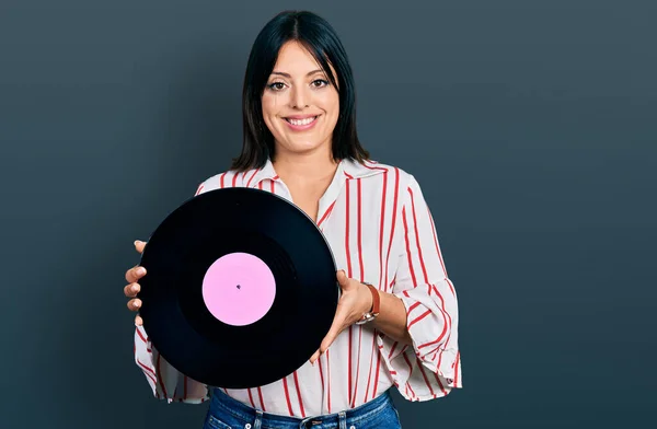 Jong Spaans Meisje Met Een Vinylschijf Glimlachend Met Een Vrolijke — Stockfoto