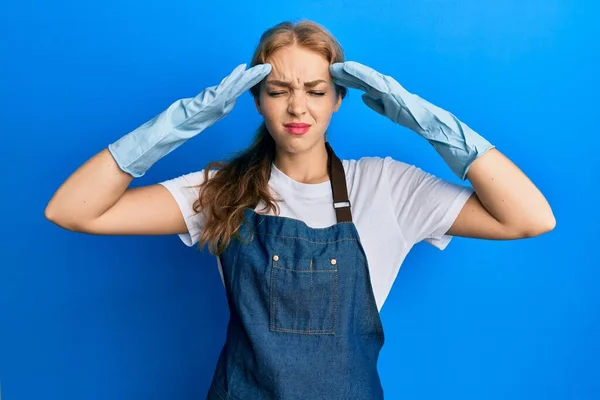 Schöne Blonde Kaukasierin Putzschürze Und Handschuhen Mit Hand Auf Dem — Stockfoto