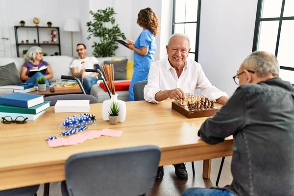 Dva Důchodci Úsměv Šťastný Hrát Šachy Pečovatelském Domě — Stock fotografie