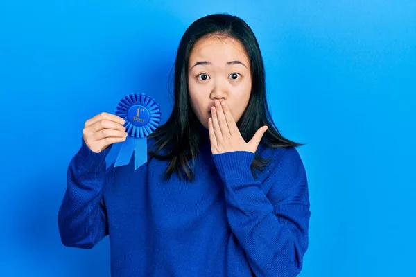 Ung Kinesisk Flicka Håller Första Plats Bricka Täcker Munnen Med — Stockfoto