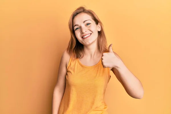 Mulher Branca Jovem Vestindo Estilo Casual Com Camisa Sem Mangas — Fotografia de Stock