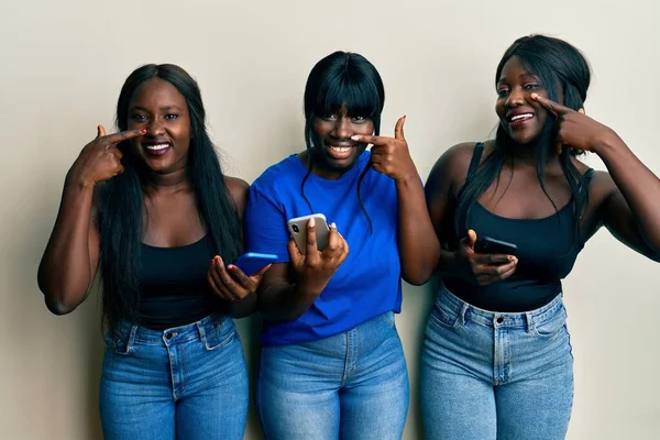 Τρεις Νεαροί Αφροαμερικανοί Φίλοι Χρησιμοποιούν Smartphone Δείχνοντας Χέρι Πρόσωπο Και — Φωτογραφία Αρχείου