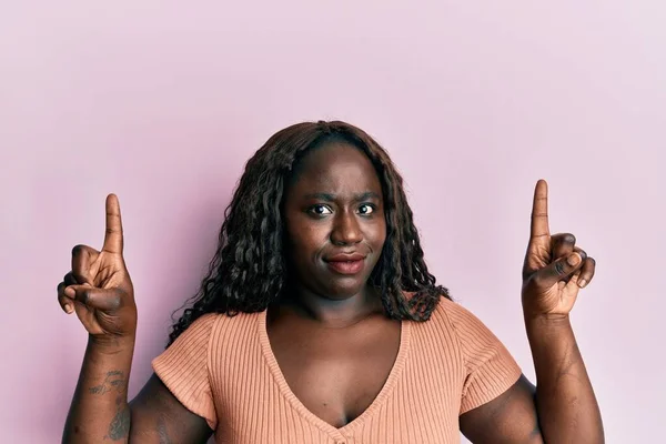 Mujer Joven Africana Señalando Con Los Dedos Expresión Despistada Confusa — Foto de Stock