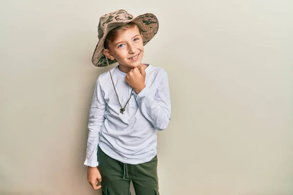 Pequeno Garoto Caucasiano Vestindo Chapéu Explorador Sorrindo Olhando Confiante Para — Fotografia de Stock