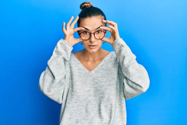 Junge Hispanische Frau Lässiger Kleidung Die Versucht Die Augen Mit — Stockfoto