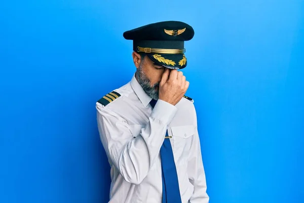 Muž Středního Věku Vousy Šedivými Vlasy Uniformě Pilota Letadla Unavený — Stock fotografie