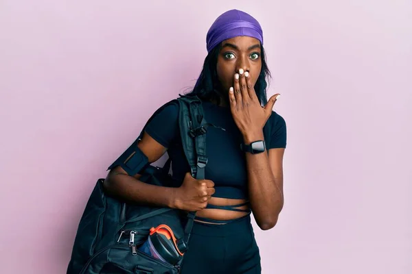 Ung Afrikansk Amerikansk Kvinna Håller Gym Väska Täcker Munnen Med — Stockfoto