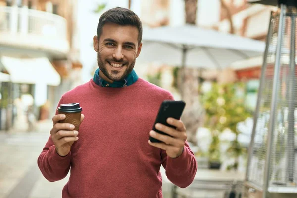 Jonge Spaanse Man Die Smartphone Gebruikt Koffie Drinkt Stad — Stockfoto