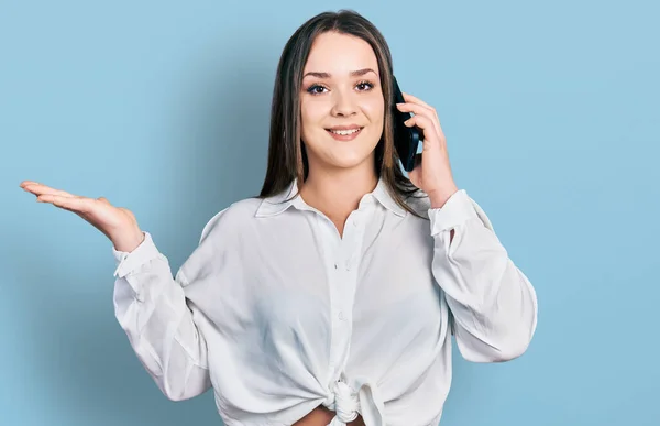 Junge Hispanische Frau Unterhält Sich Auf Dem Smartphone Und Feiert — Stockfoto