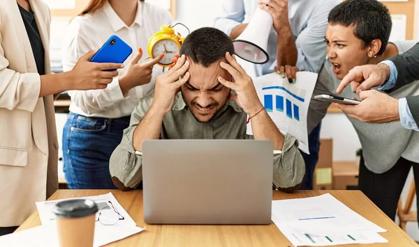 Groep Van Zakelijke Werknemers Schreeuwen Naar Gestresste Partner Kantoor — Stockfoto