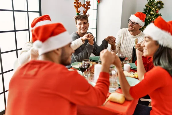 Grupo Jóvenes Celebrando Navidad Rezando Por Comida Sentados Mesa Casa —  Fotos de Stock