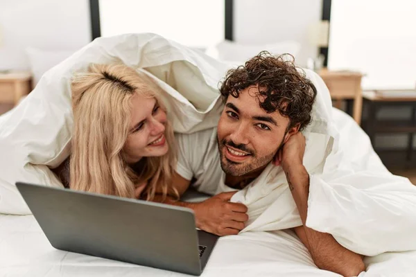 Giovane Bella Coppia Guardando Film Copertura Con Lenzuolo Sul Letto — Foto Stock