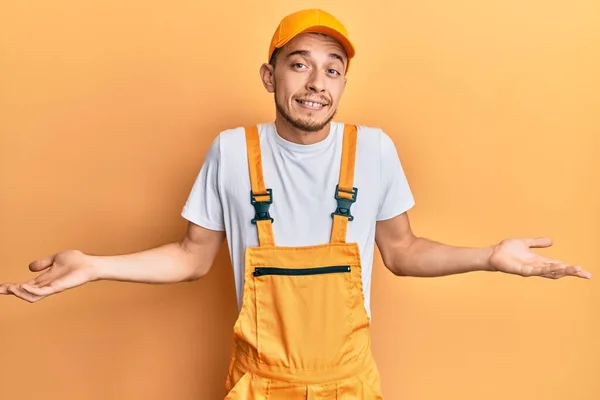 Jovem Hispânico Vestindo Uniforme Faz Tudo Sorrindo Mostrando Ambas Mãos — Fotografia de Stock
