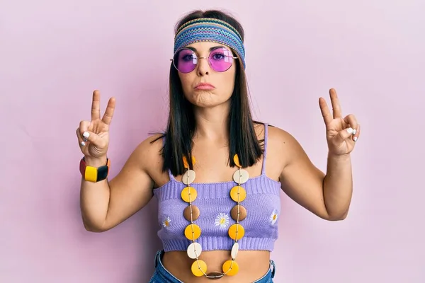 Joven Morena Vestida Estilo Bohemio Hippie Haciendo Símbolo Paz Deprimida — Foto de Stock