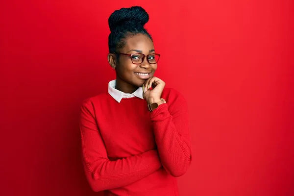 Fiatal Afro Amerikai Alkalmi Ruhát Szemüveget Visel Magabiztosan Néz Kamerába — Stock Fotó