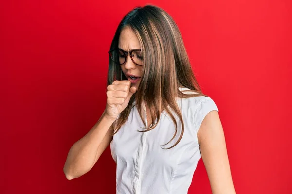 カジュアルな服や眼鏡を身に着けている若いブルネットの女性は具合が悪く感じ 風邪や気管支炎の症状として咳をする ヘルスケアの概念 — ストック写真