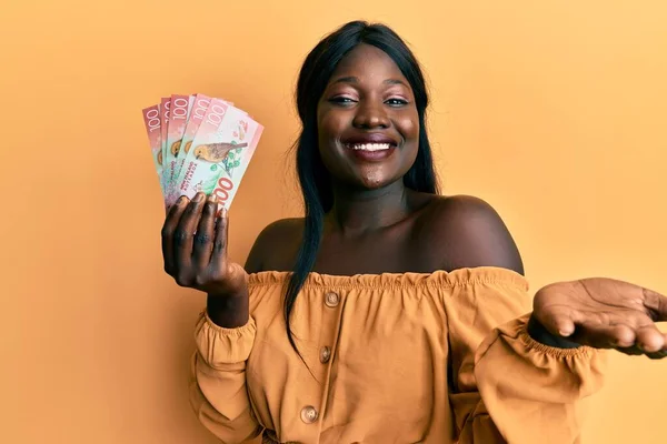 Africká Mladá Žena Drží 100 Dolarů Novozélandských Bankovek Slaví Úspěch — Stock fotografie