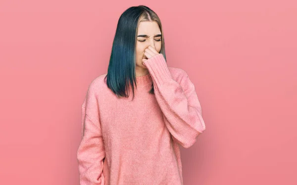 Menina Moderna Usando Suéter Inverno Rosa Cheirando Algo Fedorento Nojento — Fotografia de Stock