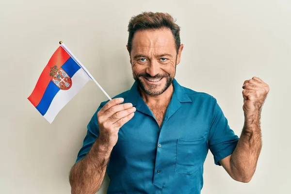 Homem Meia Idade Segurando Bandeira Sérvia Gritando Orgulhoso Celebrando Vitória — Fotografia de Stock