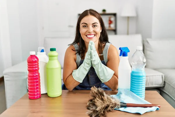 Young Brunette Woman Wearing Cleaner Apron Gloves Cleaning Home Praying — Stock Photo, Image