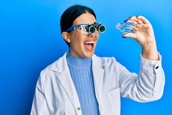 Mooie Brunette Juwelier Vrouw Met Briljante Diamant Steen Dragen Vergrootglas — Stockfoto