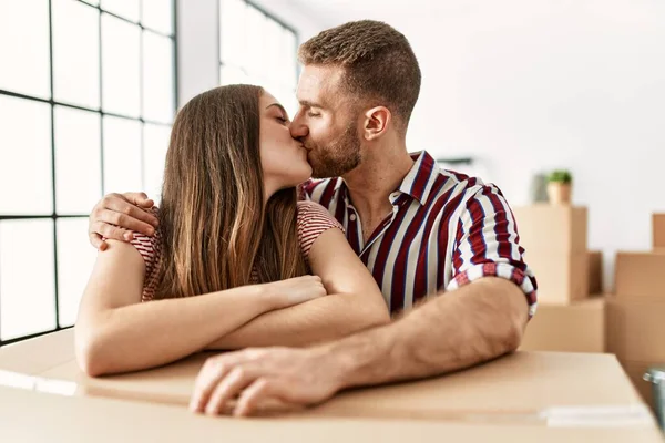 Young Caucasian Couple Leaning Cardboard Box Amd Kissing New Home — Stock Photo, Image