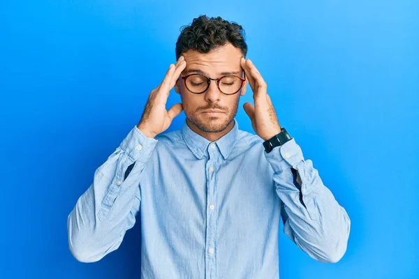 Jeune Homme Hispanique Portant Des Vêtements Décontractés Des Lunettes Avec — Photo