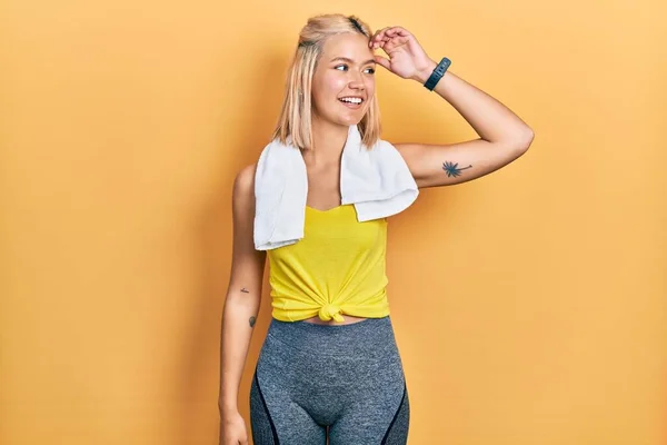 Vacker Blond Sport Kvinna Bär Träning Outfit Ler Säker Berörande — Stockfoto