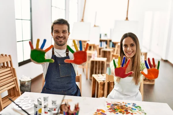 Due Studenti Ispanici Sorridenti Felice Mostrando Colorulf Dipinto Mani Studio — Foto Stock