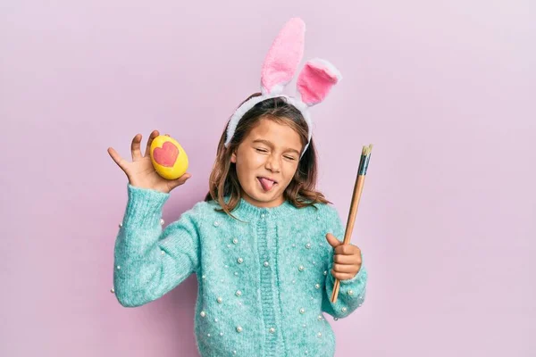 Kleines Hübsches Mädchen Mit Niedlichen Osterhasenohren Die Bunte Eier Mit — Stockfoto