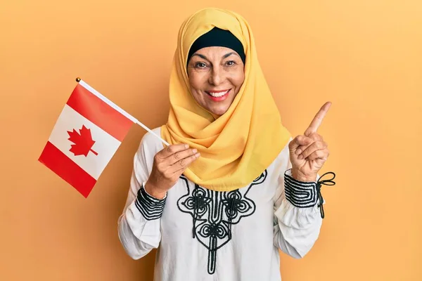 Middle Age Hispanic Woman Wearing Hijab Holding Canada Flag Smiling — Stock Photo, Image