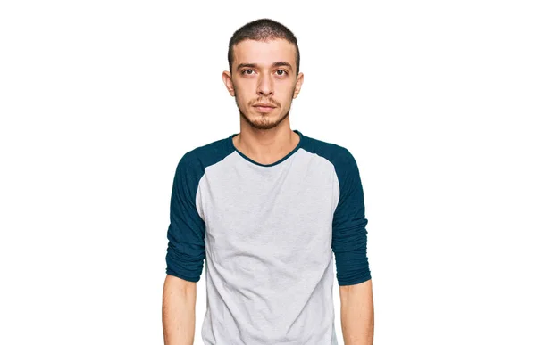 Jovem Hispânico Vestindo Roupas Casuais Com Expressão Séria Rosto Simples — Fotografia de Stock