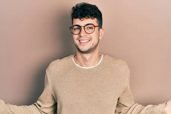 Gündelik Kıyafetler Gözlük Takan Genç Spanyol Adam Gülümseyerek Iki Elini — Stok fotoğraf