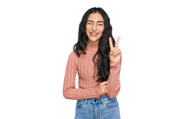 Adolescente Hispana Con Frenos Dentales Con Ropa Casual Sonriendo Con —  Fotos de Stock