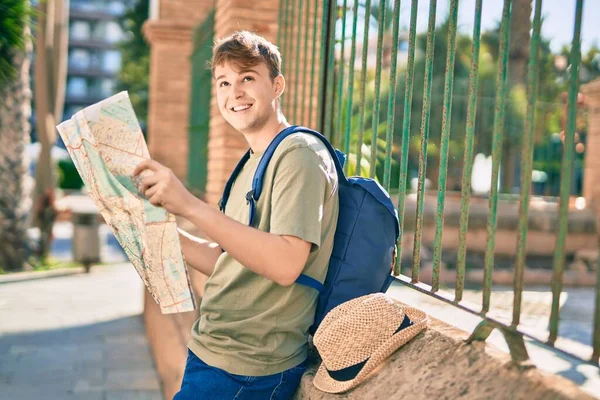 Mladý Kavkazský Turista Šťastně Usmívá Drží Mapu Městě — Stock fotografie