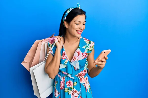 Jonge Latijnse Vrouw Met Boodschappentassen Smartphone Glimlachend Met Een Vrolijke — Stockfoto