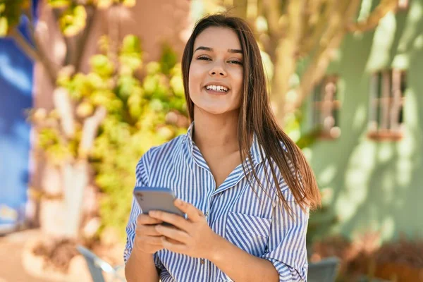 Genç Spanyol Kız Şehirde Akıllı Telefon Kullanarak Mutlu Bir Şekilde — Stok fotoğraf