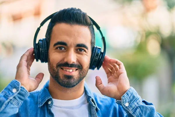 Joven Hombre Hispano Sonriendo Feliz Usando Auriculares Ciudad — Foto de Stock