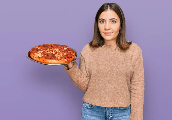Mladá Krásná Žena Drží Italský Pizza Myšlení Postoj Střízlivý Výraz — Stock fotografie