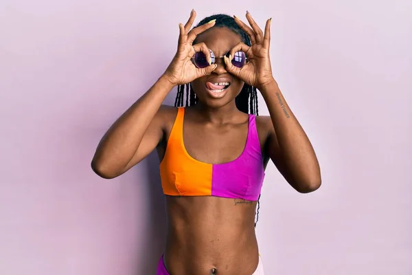 Ung Afrikansk Amerikansk Kvinna Med Bikini Och Solglasögon Som Gör — Stockfoto