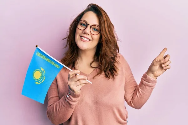 Jovem Caucasiana Segurando Bandeira Cazaquistão Sorrindo Feliz Apontando Com Mão — Fotografia de Stock