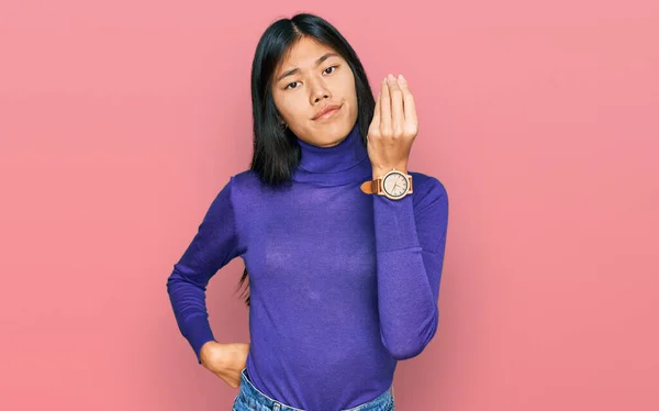 Bela Jovem Ásia Mulher Vestindo Casual Roupas Fazendo Italiano Gesto — Fotografia de Stock