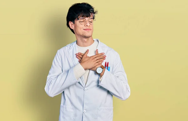 Bel Giovanotto Hipster Con Indosso Uniforme Dottore Sorridente Con Mani — Foto Stock